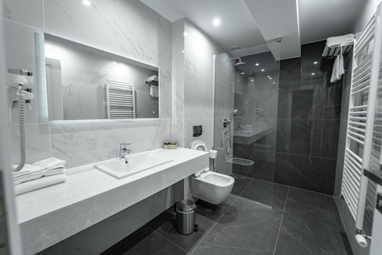 Caprice Complex Hotell Bacău Eksteriør bilde