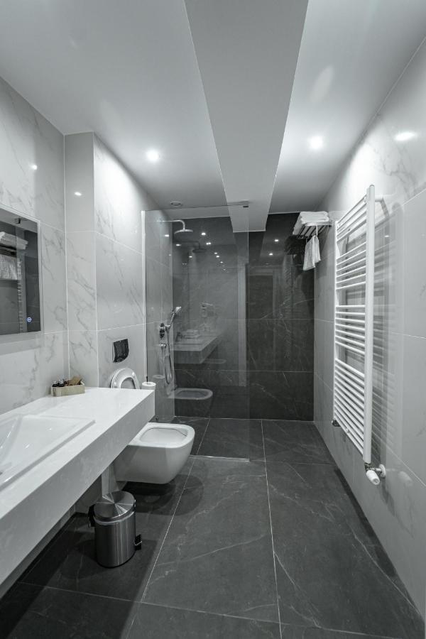 Caprice Complex Hotell Bacău Eksteriør bilde